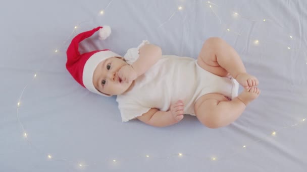 Retrato de bebê bebê adorável usando chapéu de Papai Noel. Conceito de celebração de Natal. — Vídeo de Stock