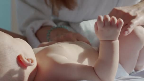Mor skifter ble baby om natten. Smuk kaukasisk pige mor skifter ble til sit lille barn. Nærbillede. – Stock-video