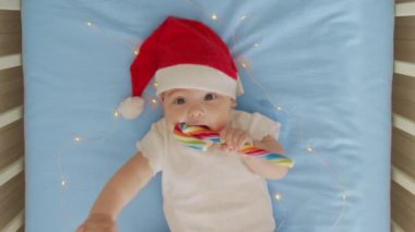 Noel Baba şapkası takan sevimli bebek kızın portresi. Noel kutlaması kavramı.