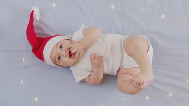 Retrato de bebê bebê adorável usando chapéu de Papai Noel. Conceito de celebração de Natal. — Vídeo de Stock