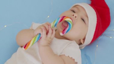 Noel Baba şapkası takan sevimli bebek kızın portresi. Noel kutlaması kavramı.