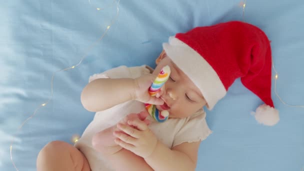 Retrato de bebê bebê adorável usando chapéu de Papai Noel. Conceito de celebração de Natal. — Vídeo de Stock