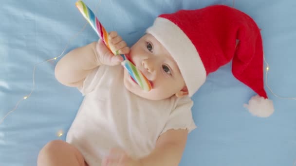 Retrato de bebê bebê adorável usando chapéu de Papai Noel. Conceito de celebração de Natal. — Vídeo de Stock