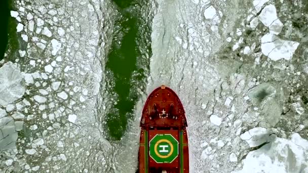 Nave roja épica aérea en invierno navega a través del mar helado hace su camino. Patrón gráfico del témpano. Buque especializado para operaciones de rompehielos hizo una expedición Polo Norte, Ártico. — Vídeos de Stock