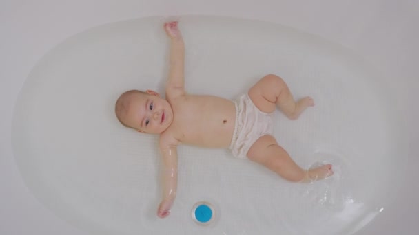 Widok z góry zabawny noworodka pływanie podczas kąpieli. — Wideo stockowe