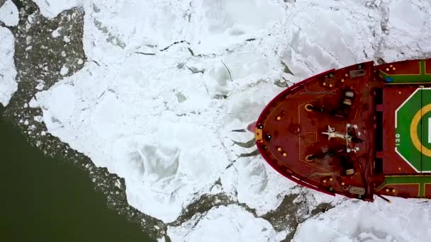 Navire rouge épique aérienne en hiver navigue à travers la mer gelée fait son chemin. Modèle graphique de floe de glace. Navire spécialisé pour les opérations de déglaçage fait une expédition Pôle Nord, Arctique. — Video