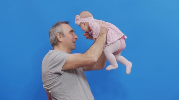 Kafkasyalı Yaşlı Adam ve Bebek Kız Evcil Konforda Komik Oyun ve Kahkaha Büyükbabanın buruşuk derisi ya da doğal ışıklandırmadaki gri saçlı baba.. — Stok video