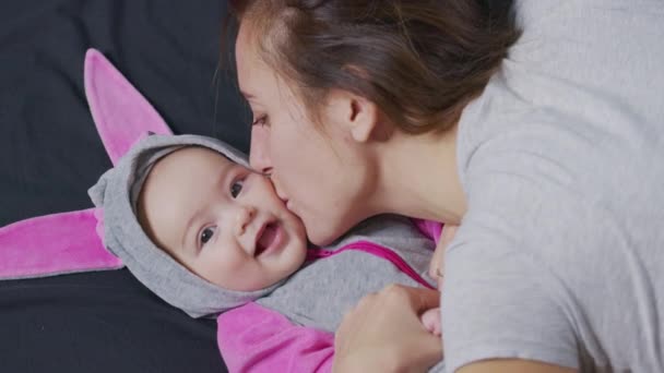 Maman joue avec son nouveau-né dans une crèche le matin. Concept d'enfants, bébé, parentalité, enfance, vie, maternité, maternité. — Video