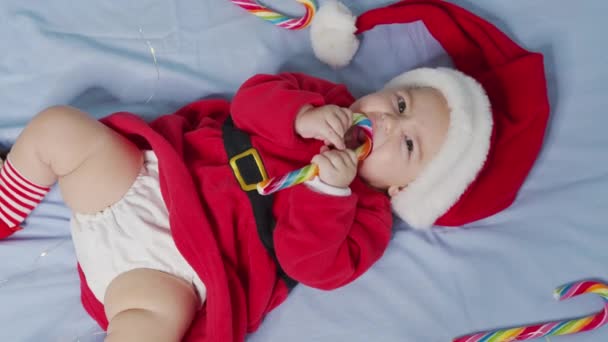 Retrato de bebê bebê adorável usando chapéu de Papai Noel. Conceito de celebração de Natal. — Vídeo de Stock
