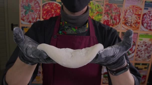 Chef de restaurant italien professionnel senior travaillant, façonnant la pâte farinée pour la pizza. Cuisinière expérimentée faisant la pizza en utilisant la recette traditionnelle close up. — Video