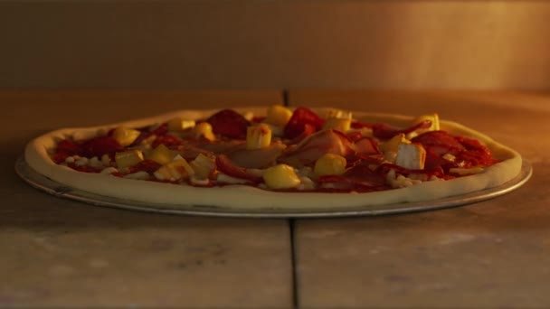 Тімелапс піци, яку готують у духовці. Крупним планом плавильний сир . — стокове відео