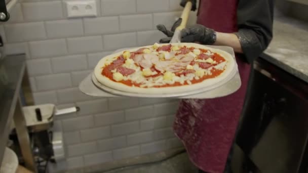 イタリア人シェフがピザスローモーションショットを配置しています。ピザに関する一連のショット。食欲をそそるソース。伝統的なイタリア料理. — ストック動画