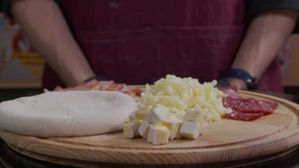 Senior chef ristorante italiano professionale che lavora, modellando pasta infarinata per pizza. Cucina esperta che fa la pizza usando la ricetta tradizionale da vicino. — Video Stock