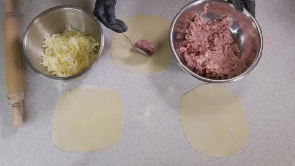 Primer plano plano de las manos en guantes negros panadería chef aplicación de harina en la masa, aislado fondo 4k metraje. — Vídeos de Stock