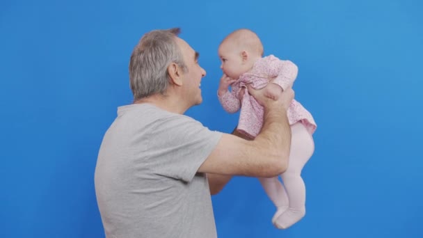 Funny Games and Laugh of Caucasian Old Man and Baby Kid in Domestic Comfort (en inglés). Piel arrugada del abuelo o padre de pelo gris en luz de día casual. Abrazo suave y sonrisa feliz abuelo. — Vídeos de Stock