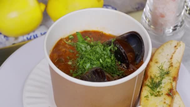 Chef bereitet Garnelen mit Feuer in Pfanne in Restaurantküche zu. Zeitlupe. Meeresfrüchte in lodernder Flamme gekocht. Flambe-Stil. Zutaten für Suppe kochen. — Stockvideo