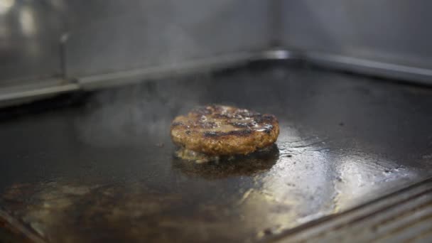 Cucinare carne di manzo e carne di maiale per hamburger di formaggio. Carne arrosto in cucina. Gocce d'olio e fumo intorno. — Video Stock