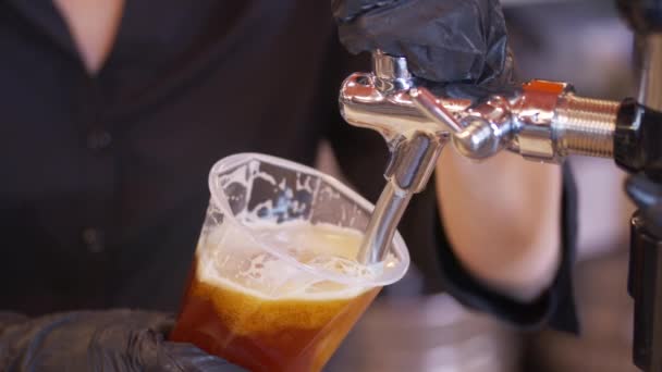 Barman gieten bier in glas met bubbels close-up. — Stockvideo