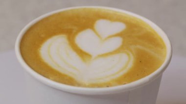 Kahve dükkanında sıcak içecek yapmak için öğütücü makine kullanan profesyonel bir barista çalışanı..