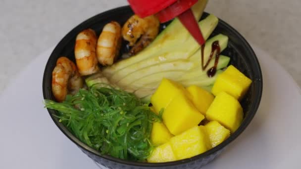 Αβοκάντο ψητή γαρίδα mango καλοκαιρινή σαλάτα πιάτο. — Αρχείο Βίντεο