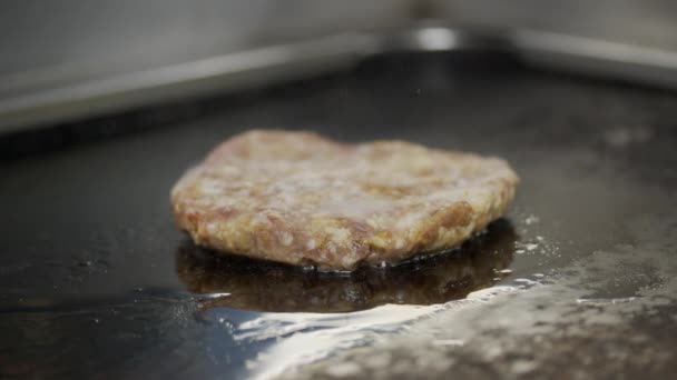Cozinhar carne de vaca e carne de porco para hambúrguer. Carne assada na cozinha. Movimento lento. — Vídeo de Stock