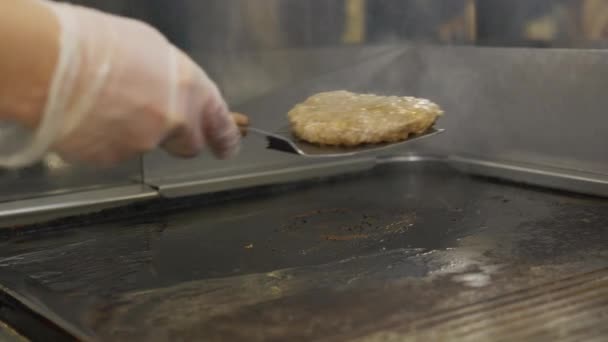 Închide-te. Fac brânză Burger. Bucătarul ia tăietura de carne de vită prăjită și se întoarce pe grătar, pune brânză dublă pregătind Burger pe grătarul de fum . — Videoclip de stoc