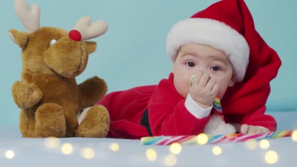 Portrait d'adorable bébé fille portant le chapeau de Père Noël. Concept de célébration de Noël. — Video