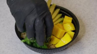 Avokado ızgara karides mango yaz salatası.