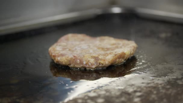 Cucinare carne di manzo e carne di maiale per hamburger di formaggio. Carne arrosto in cucina. Gocce d'olio e fumo intorno. — Video Stock