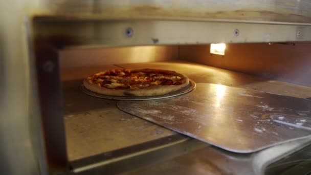 Italienischer Koch platziert Pizza in Zeitlupe. Serie von Schüssen auf Pizza. Appetitliche Soße. Traditionelle italienische Küche. — Stockvideo