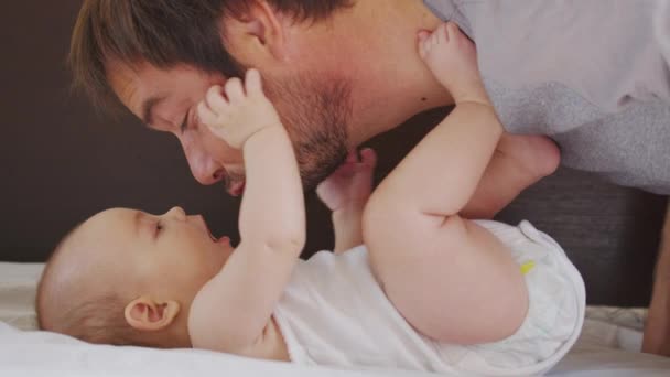 Lycklig familj. Porträtt av skäggig far och nyfödd flicka som kramas. Faderskap Föräldraskap lycka. Älskade pappa njuter av att leka med ett litet barn. hälsosam barnomsorg, kärlek. — Stockvideo