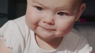 Sevimli küçük kız gülüşünü yaklaştır. Bebek gülüşü portresi.