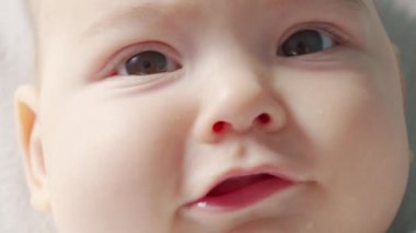 Sevimli küçük kız gülüşünü yaklaştır. Bebek gülüşü portresi.