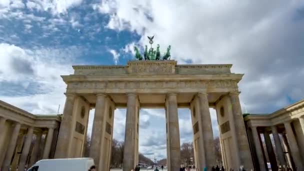 Timelapse av Brandeburg Gate i en solig dag med turister och moln passerar. — Stockvideo