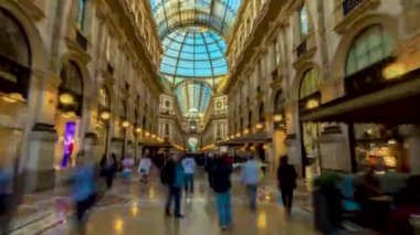 Milan City 'nin ünlü alışveriş duomo galerisi 4K hızlandırılmış hipersürat videosu. Galleria Vittorio Emanuele II 'deki insanlar.