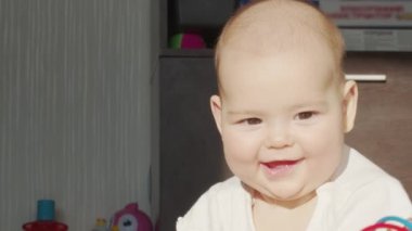 Sevimli küçük kız gülüşünü yaklaştır. Bebek gülüşü portresi.