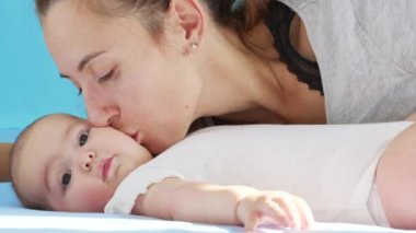 Annesinin bebeğini nazikçe öpmesi, annesini sevmesi, bebeğiyle ilgilenmesi, yeni doğmuş çocuğuyla olan bağını paylaşması, sağlıklı çocuk bakımı..