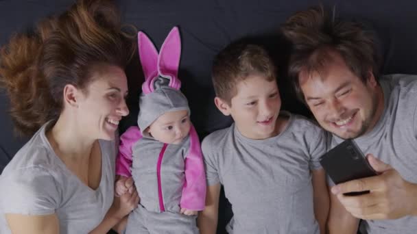 Retrato de familia feliz tomando selfie. Concepto de comunicación, conexión, tecnología, estilo de vida, social, familia. — Vídeo de stock