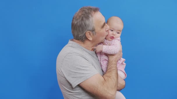 Funny Games and Laugh of Caucasian Old Man and Baby Kid in Home Comfort. Vrásčitá kůže dědečka nebo šedovlasého rodiče v denním světle. Jemné objetí a šťastný úsměv dědeček. — Stock video