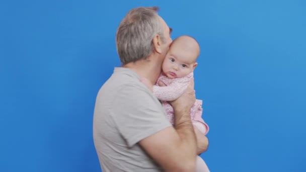 Funny Games and Laugh of Caucasian Old Man and Baby Kid in Home Comfort. Vrásčitá kůže dědečka nebo šedovlasého rodiče v denním světle. Jemné objetí a šťastný úsměv dědeček. — Stock video