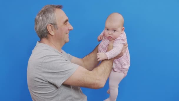 Funny Games and Laugh of Caucasian Old Man and Baby Kid in Home Comfort. Vrásčitá kůže dědečka nebo šedovlasého rodiče v denním světle. Jemné objetí a šťastný úsměv dědeček. — Stock video