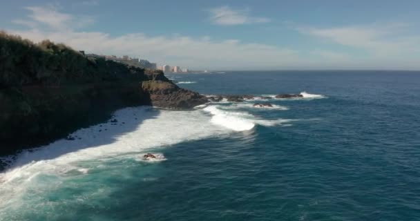 Voando sobre o oceano. Ondas gigantes espumando e espirrando no oceano. — Vídeo de Stock