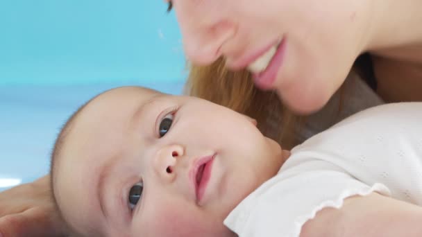 Gros plan mère embrasser doucement bébé profiter de maman aimante ludique prendre soin de tout-petit à la maison en partageant le lien avec son nouveau-né, garde d'enfants en bonne santé. — Video