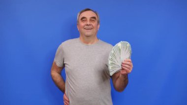 Amerikan Doları 'nın faturalarını sayan ya da nakit ödeme yapan eller. Yatırım, başarı, finansal beklentiler veya kariyer ilerlemesi kavramı.