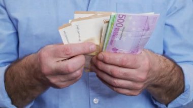 Avro banknotlarını sayıyorum. Büyük iş gelirleri, finansal kariyerde başarı. Banka döviz işlemleri için kağıt para, nakit para hesapları, para.