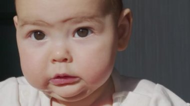 Sevimli küçük kız gülüşünü yaklaştır. Bebek gülüşü portresi.