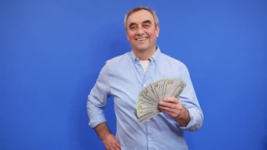 Amerikan Doları 'nın faturalarını sayan ya da nakit ödeme yapan eller. Yatırım, başarı, finansal beklentiler veya kariyer ilerlemesi kavramı.