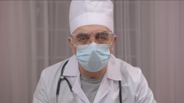 Extreem close-up portret van arts met beschermend medisch masker. — Stockvideo