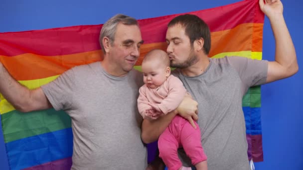 本物のショットの幸せなゲイ男性ゲイ家族とともに採用幼児女の子ある笑顔でカメラ. — ストック動画