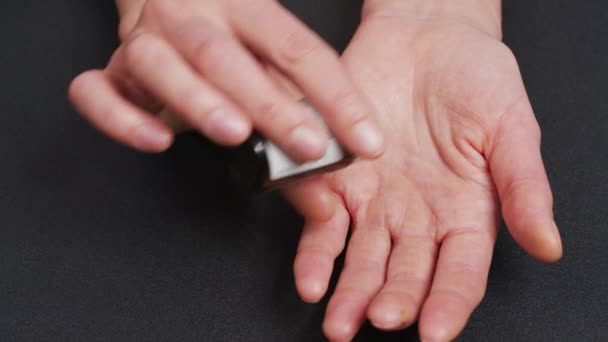 Dos grandes píldoras redondas blancas caen en la palma de la mano del frasco de pastillas. Primer plano, vista frontal, composición central. — Vídeo de stock